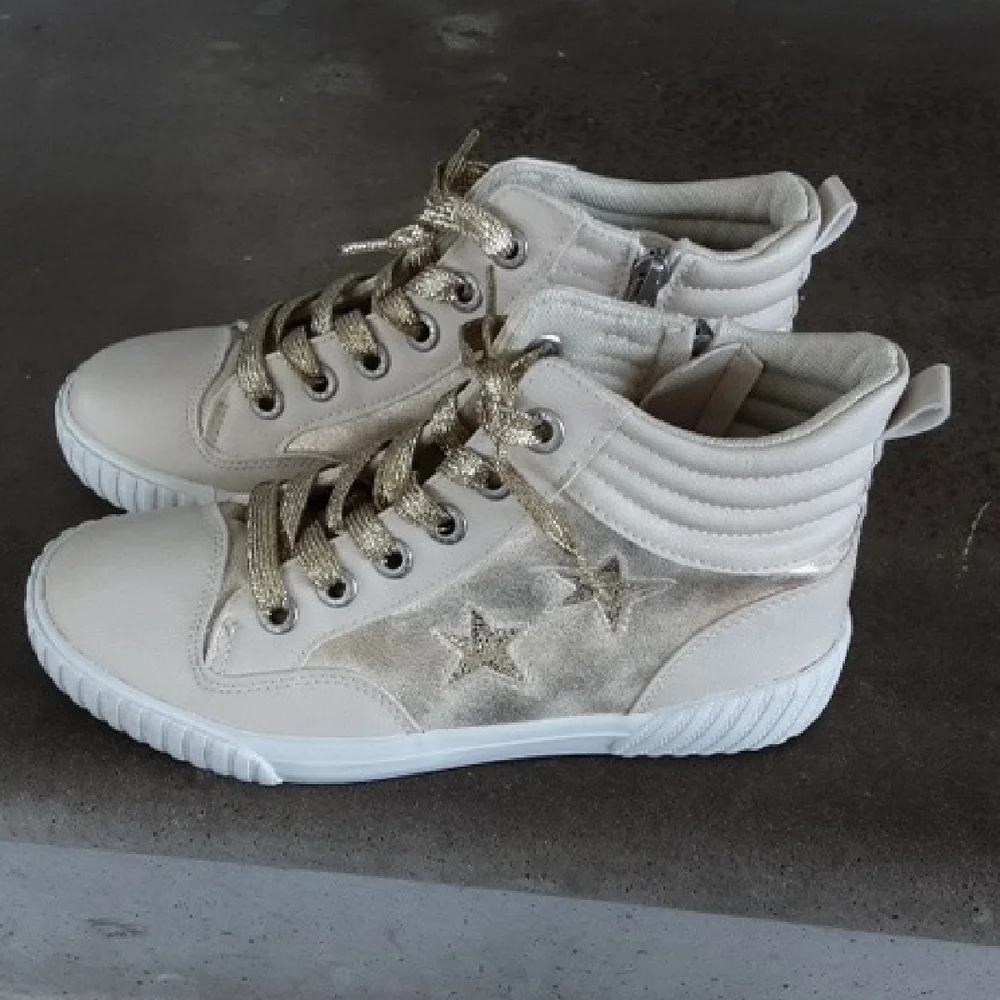 Blowfish Malibu Cream Sneakers with Gold Laces